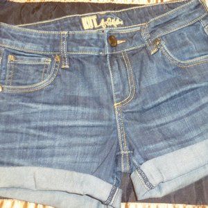 Sale - KUT FROM THE KLOTH  Cute & Sexy Roll Cuff Boyfriend Short. Size 2